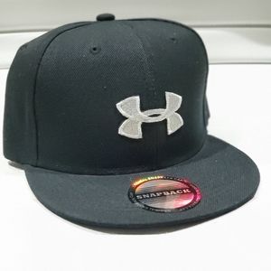 BLACK & WHITE UNDER ARMOUR HAT